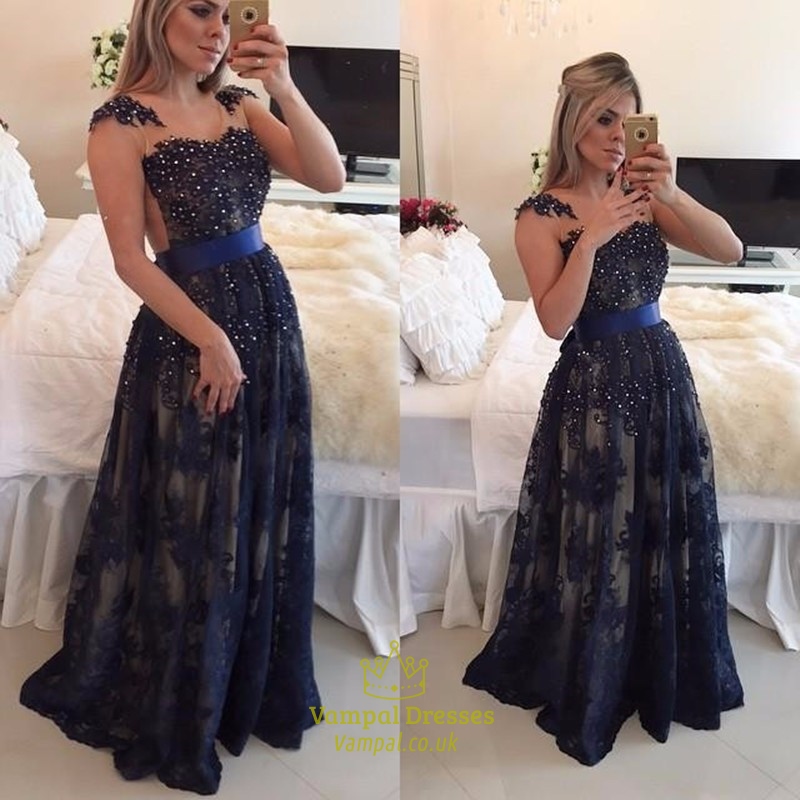 Marineblaues, mit Perlen verziertes Abschlussballkleid mit transparentem Rücken und Spitzenüberzug