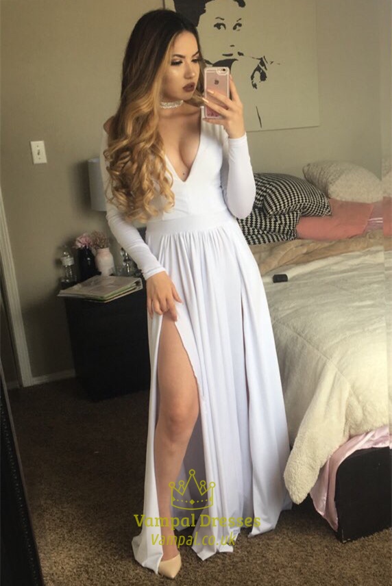 Einfaches langes A-Linien-Abendkleid mit langen Ärmeln, V-Ausschnitt und seitlichen Cutouts