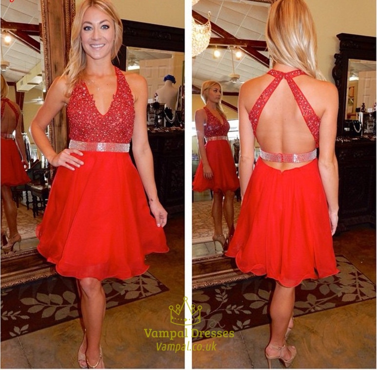 Rotes Halter V-Ausschnitt besticktes Oberteil offener Rücken kurzes Homecoming Kleid
