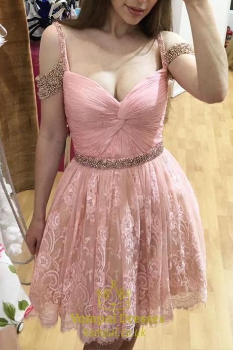 Rosa kurzes Cocktailkleid aus Spitze mit gekreuztem Rücken und schulterfreiem Ausschnitt
