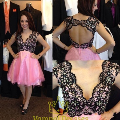 Transparentes kurzes Cocktailkleid mit Perlenbesatz, rückenfreiem Design, V-Ausschnitt und Rüschen