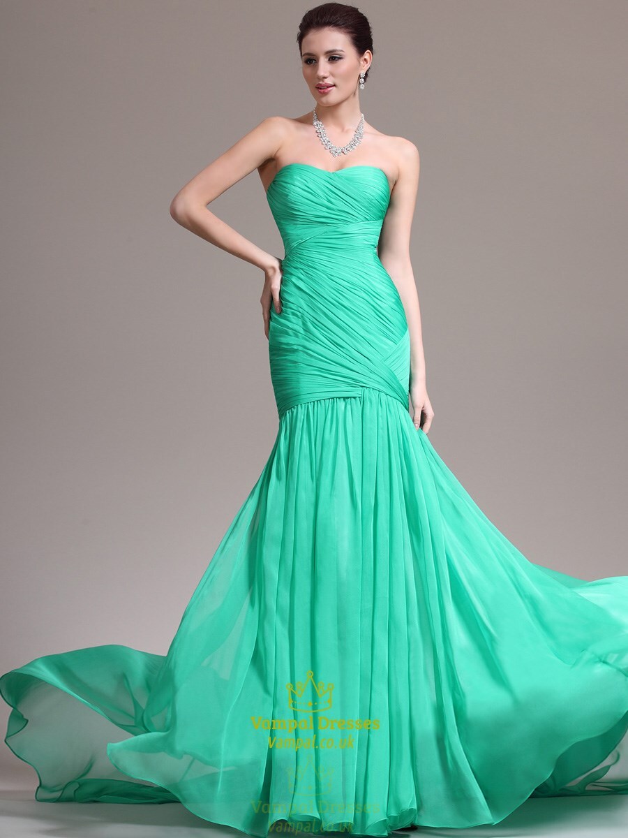 Türkisfarbenes trägerloses Sheath-Abschlussballkleid mit Raffungen am Oberteil und Schleppe