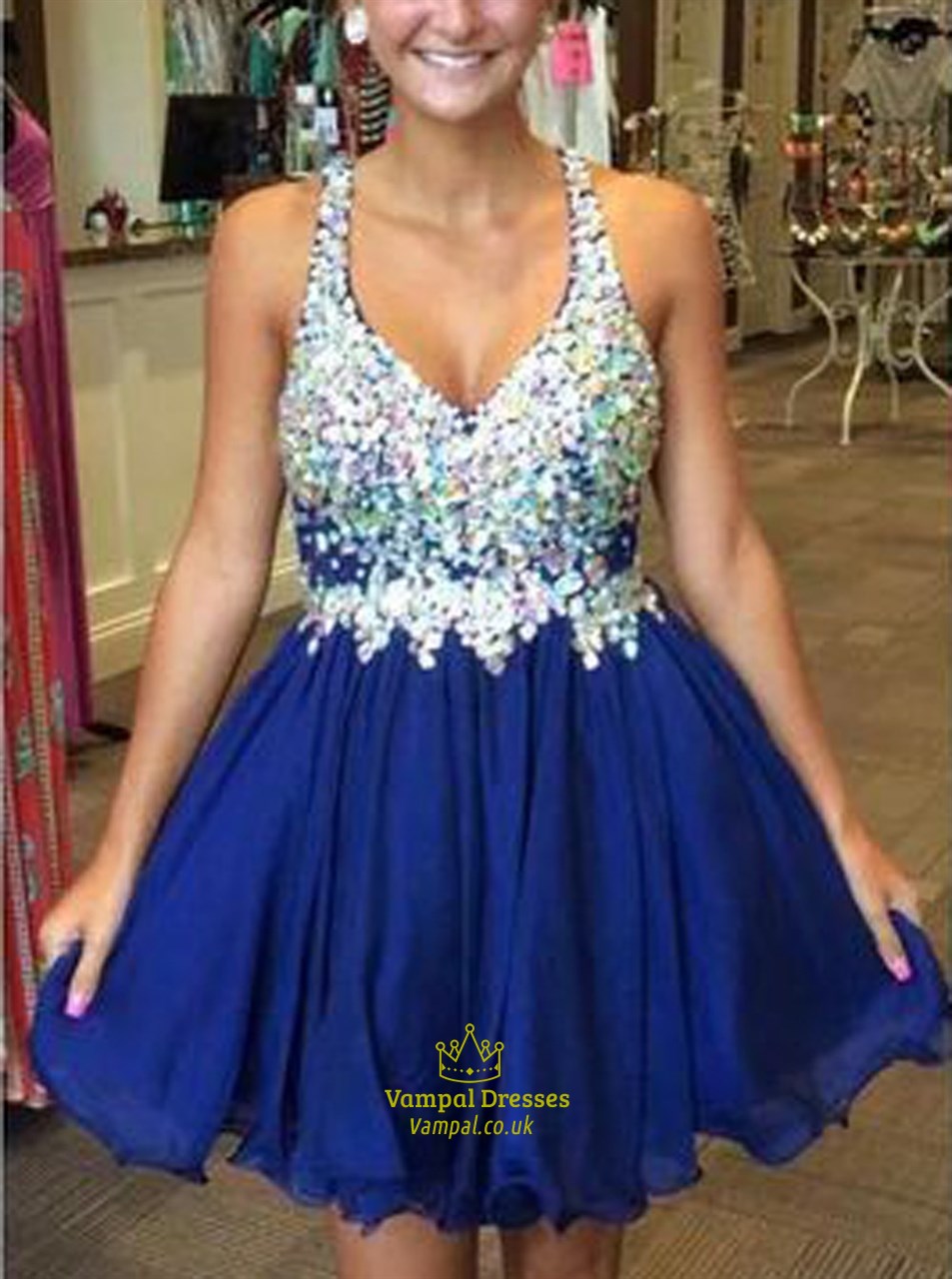 Kurzes royalblaues Homecoming-Kleid mit Perlenoberteil und Halterneck