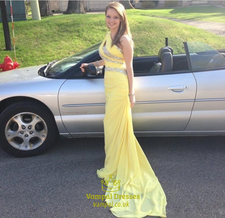 Bodenlanges Abschlussballkleid mit One-Shoulder-Design, Perlenverzierung und Raffungen