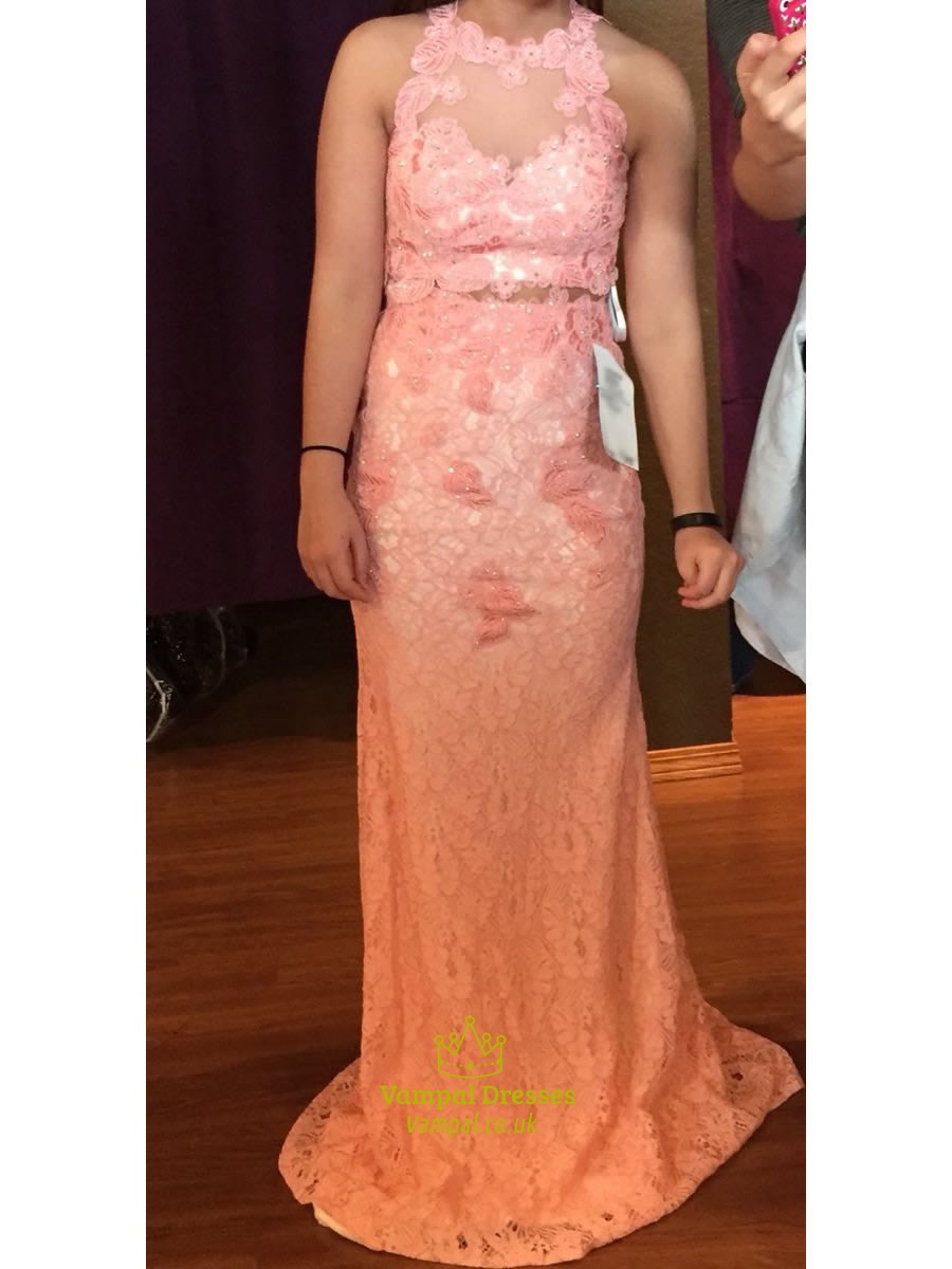 Pfirsichfarbenes ärmelloses langes Abschlussballkleid aus Spitze mit transparentem Illusions-Ausschnitt