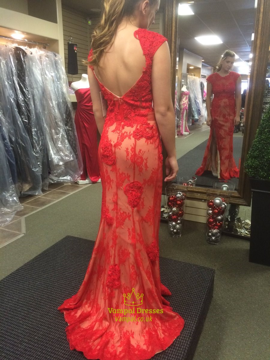 Rotes Abschlussballkleid mit Flügelärmeln, offenem Rücken und seitlichen Cutouts aus Spitze