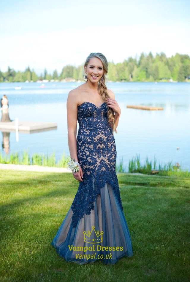 Marineblaues trägerloses herzförmiges langes formelles Abendkleid mit Spitzenverzierungen