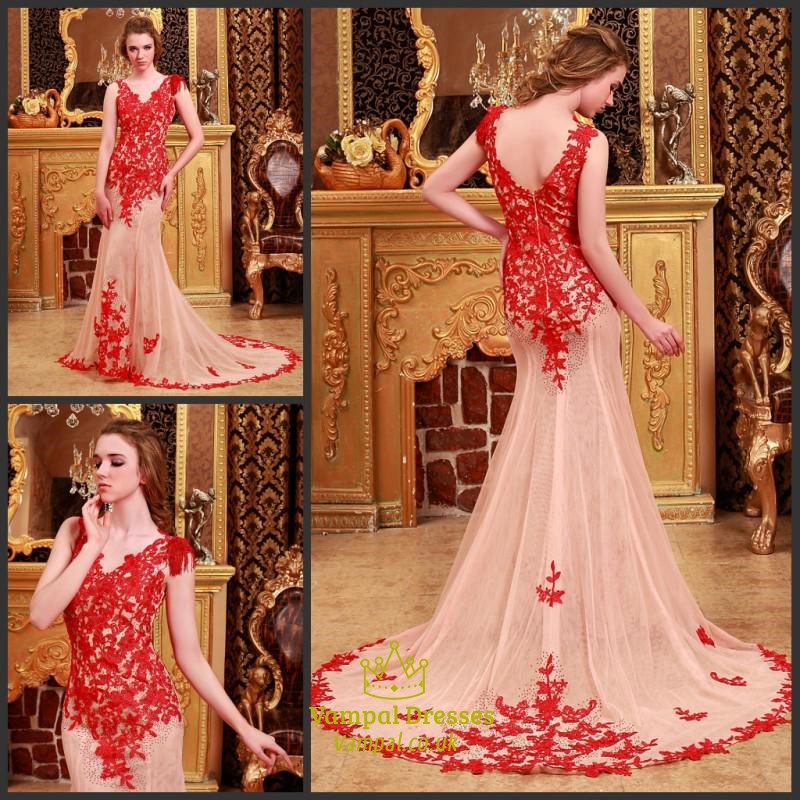 Rotes Meerjungfrau-Prom-Kleid mit V-Ausschnitt, Spitzenapplikation, transparentem Rücken und Schleppe