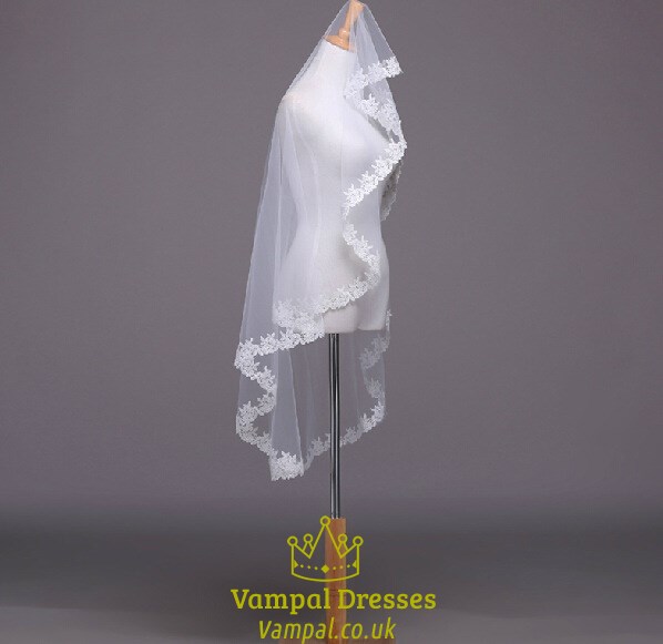 Einlagiges schlichtes weißes Brautjungfern-Spitzenapplikations-Ellenbogen-Brautkleid