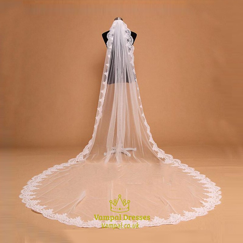 Einlagiger weißer Kathedralen-Brautkleid mit Spitzenapplikationsrand