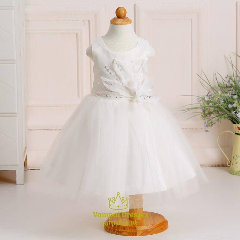 Weißes A-Linien knielanges Blumenmädchenkleid mit Blütenblättern