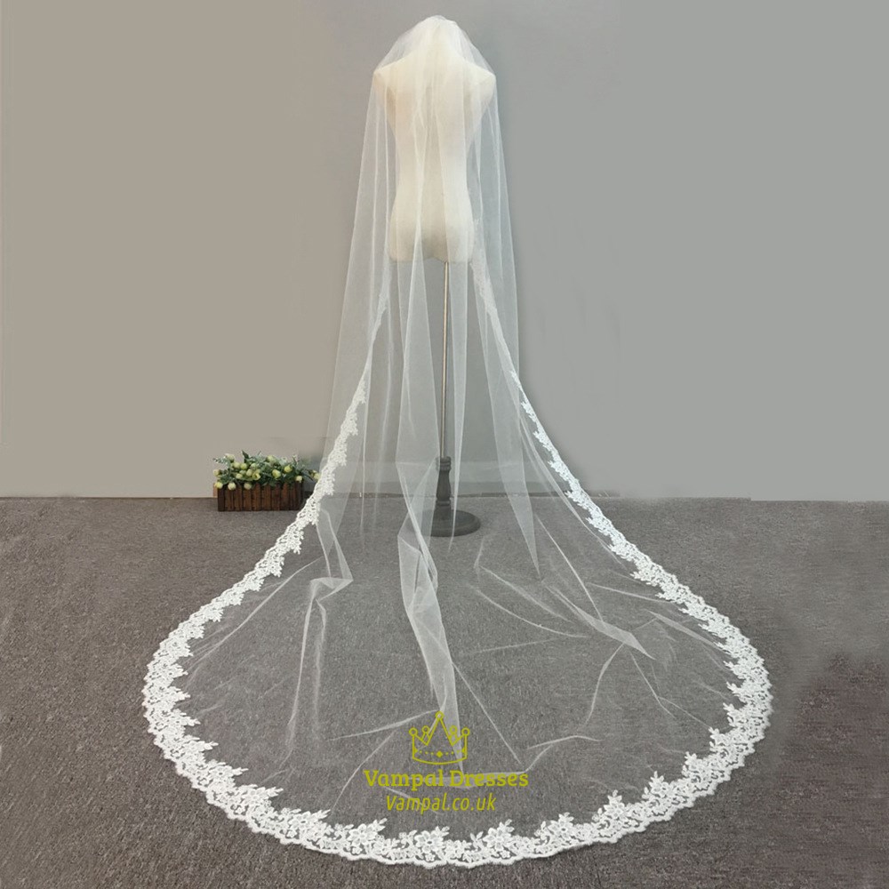 Einlagiger Spitzenapplikations-verzierter Rand Kathedralen-Brautkleid