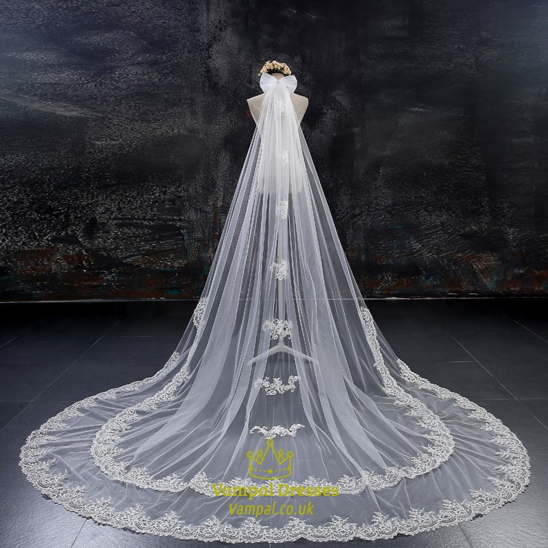 Zweilagiger Spitzenapplikationsrand-Kathedralen-Brautkleid mit Schleifenoberteil