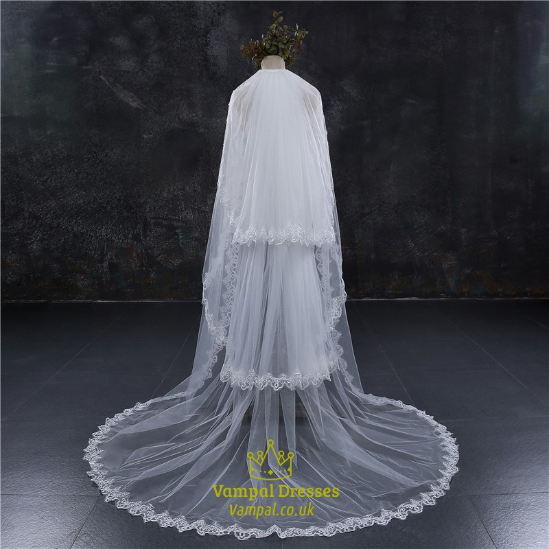 Dreilagiger kapellenlanger Brautkleid mit Spitzenapplikationsrand