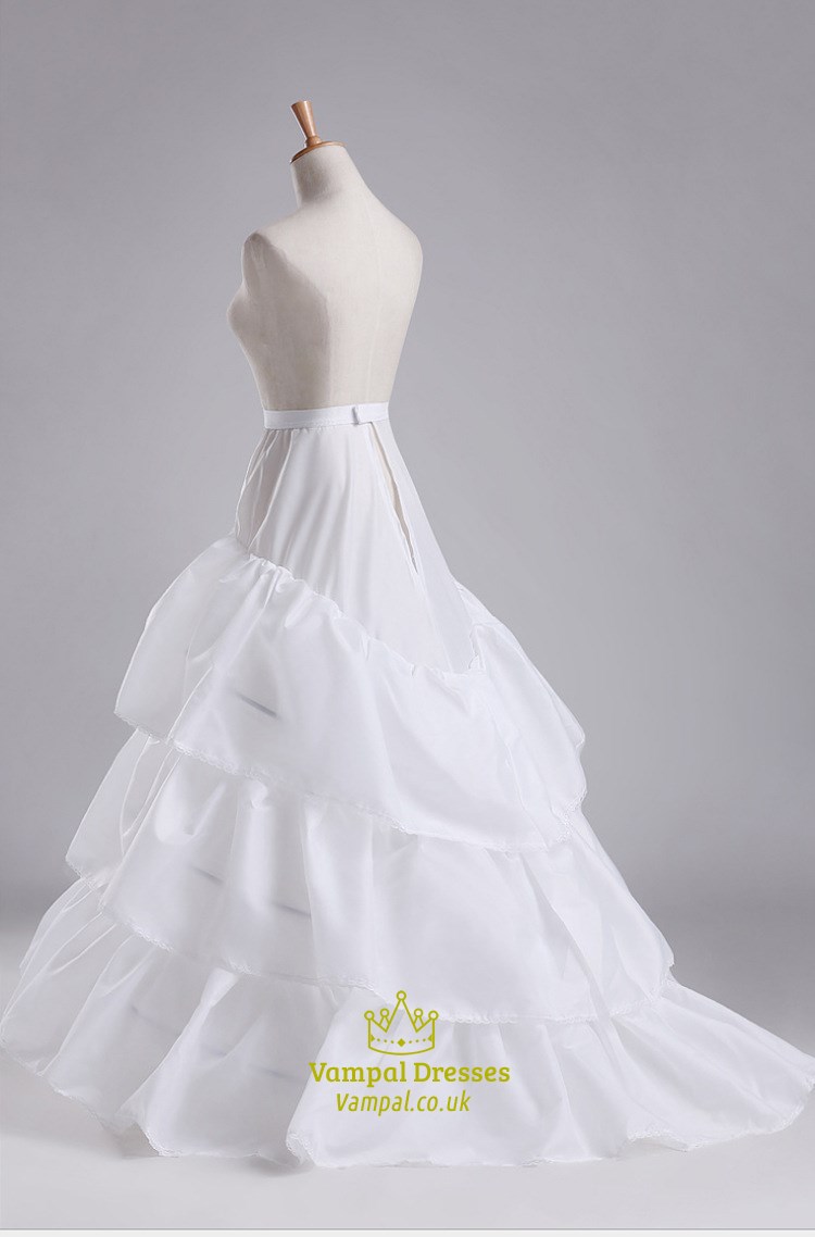 Petticoat in Bodenlänge aus Spitze mit Kapellenschleppe