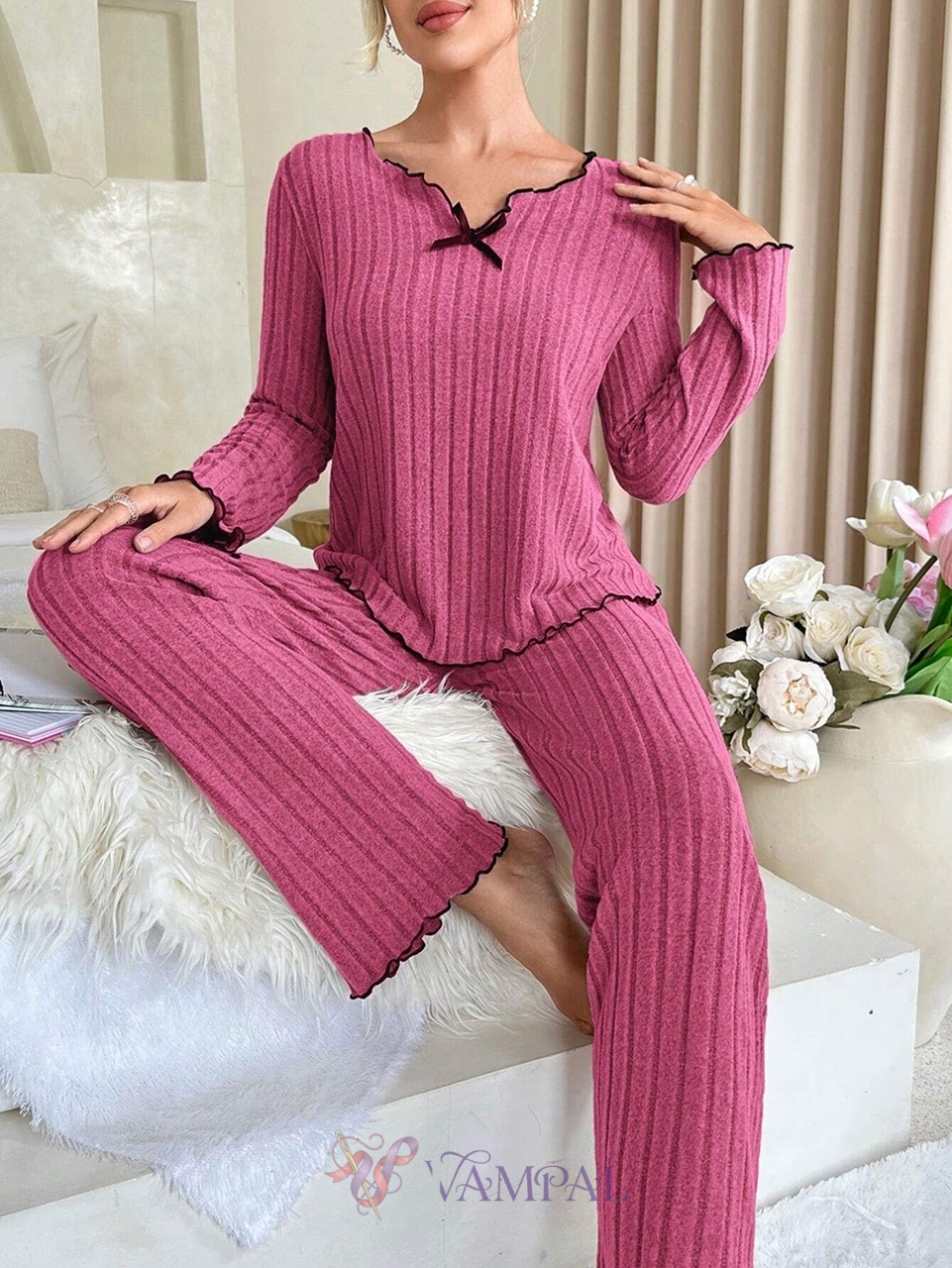 Geripptes Loungewear-Set mit Brustpolster schwarzer Besatz gedrehter Rand