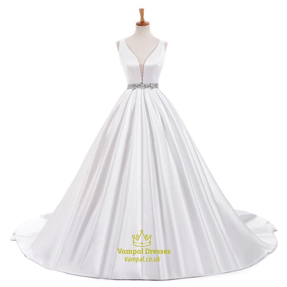 Ärmelloses Hochzeitskleid mit tiefem Ausschnitt und Perlenverzierung an der Taille