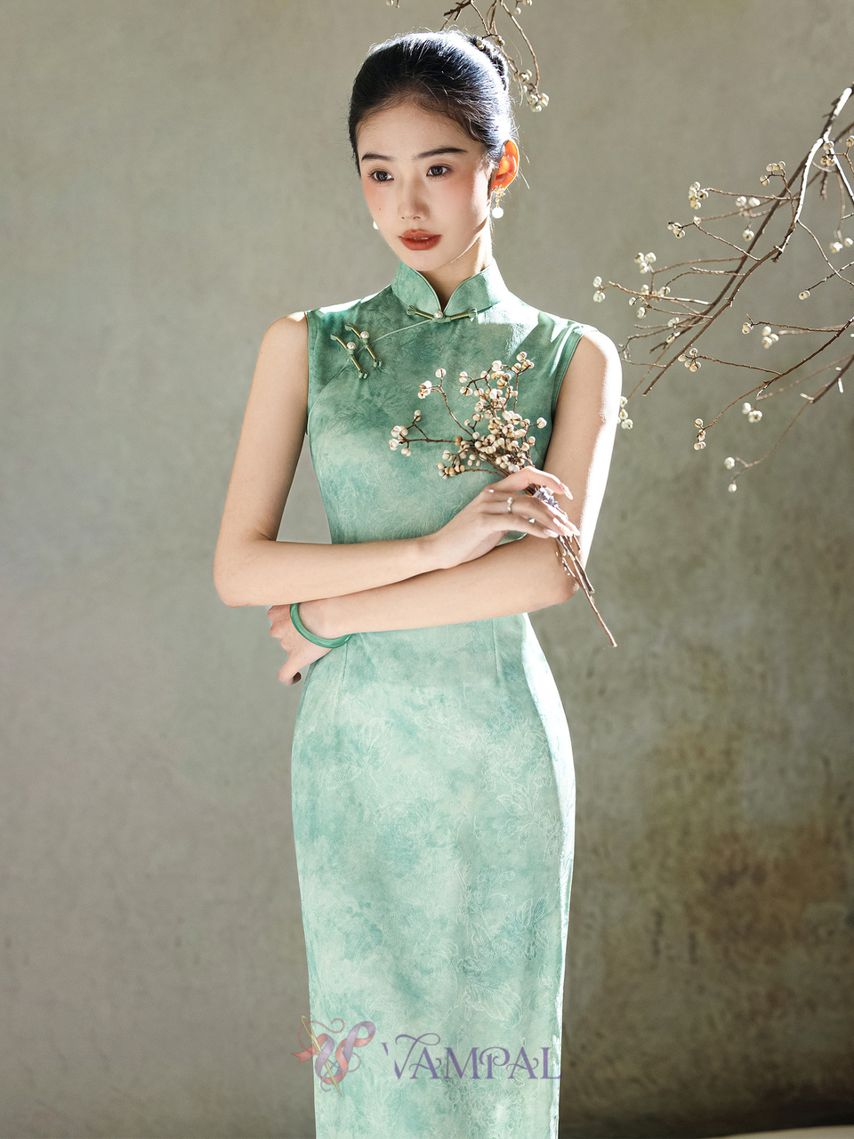 A Pool of Spring Long Green Sleeveless Qipao Chinese Style Dress
