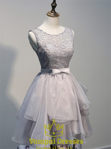 Ärmelloses Spitzen-Homecoming-Kleid mit offenem Rücken