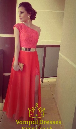 Ein-Schulter-A-Linien-Abendkleid mit Flügelärmeln aus Spitze und Chiffon mit Schlitz