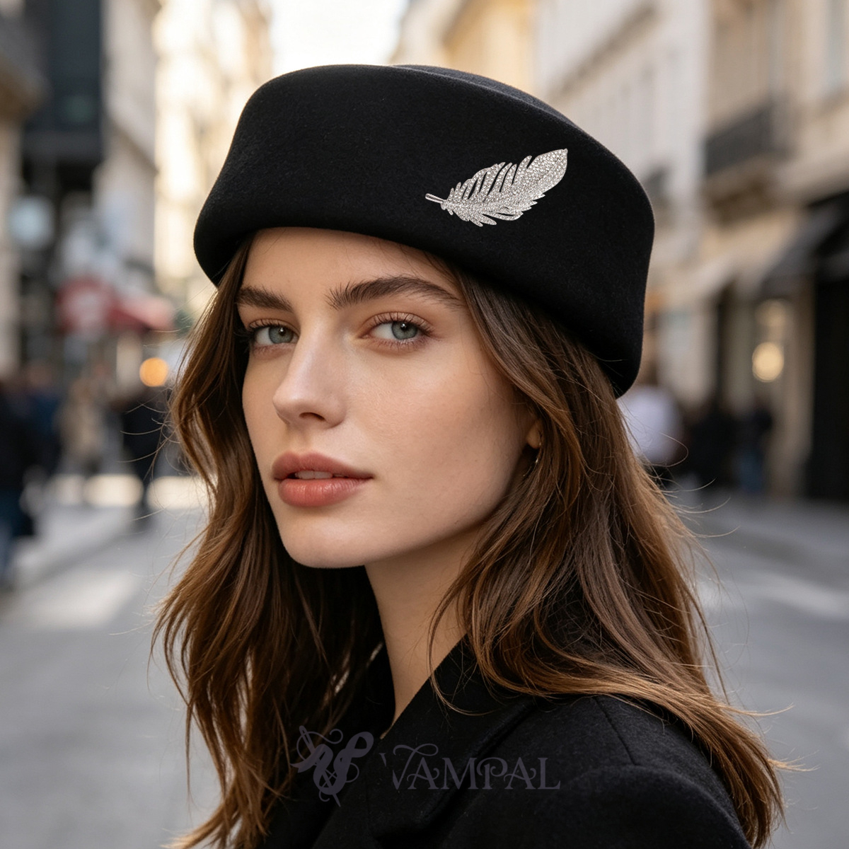 Chapeau pillbox vintage en feutre de laine avec plume et strass