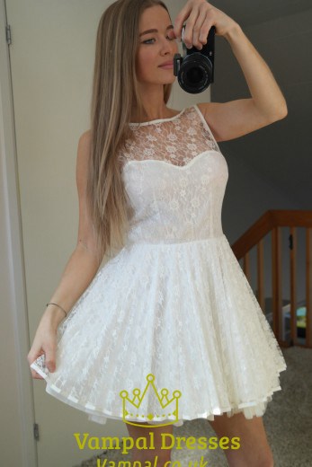 Illusion weißes ärmelloses Homecoming-Kleid mit Spitzenüberzug und offenem Rücken