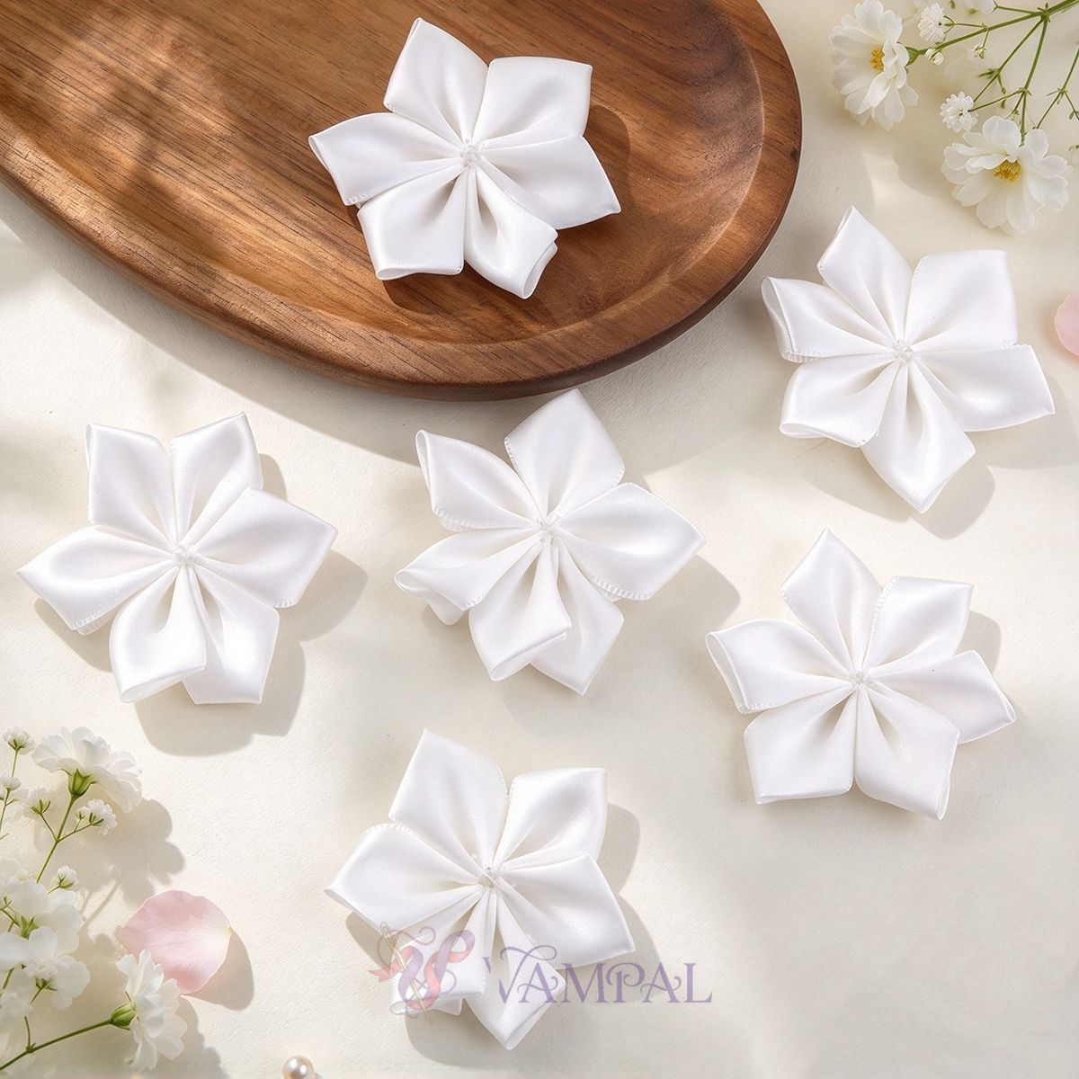 Petite fleur en tissu blanc fleur en ruban six pétales en satin faite main