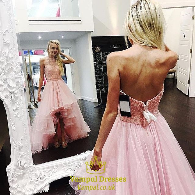Rosa A-Linien Abschlussballkleid mit Halterneck, perlenbesetztem Oberteil und High-Low-Saum mit offenem Rücken