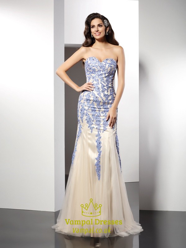 Bodenlanges trägerloses Tüll-Abschlussballkleid mit Herzausschnitt, Applikationen und Verzierungen
