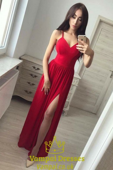 Rotes bodenlanges Chiffon-Abschlussballkleid mit V-Ausschnitt, Spaghettiträgern, Falten und Schlitz