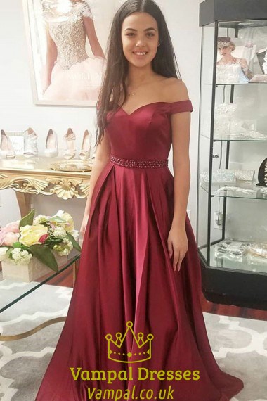 Schulterfreies Satin-Abschlussballkleid mit perlenbesetzter Taille