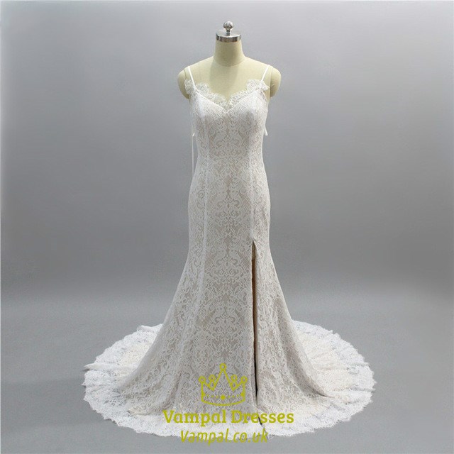 Weißes ärmelloses Abschlussballkleid aus Spitze mit Spaghettiträgern, Schlitz und Schleppe