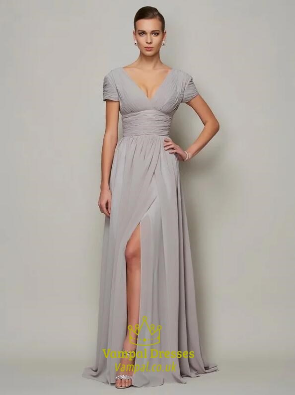 Bodenlanges Abschlussballkleid mit V-Ausschnitt, kurzen Ärmeln, Raffungen und Schlitz