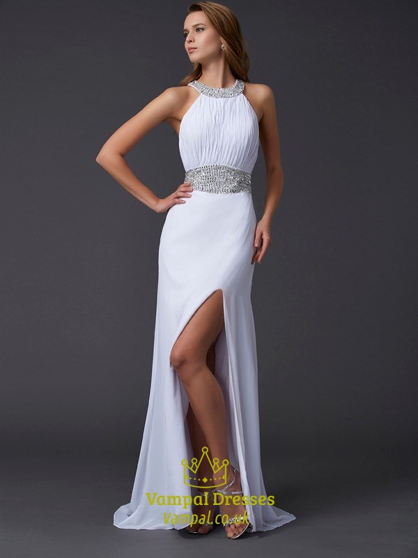 Halterneck Perlen ärmelloses gerafftes Chiffon-Abschlussballkleid mit Schlitz