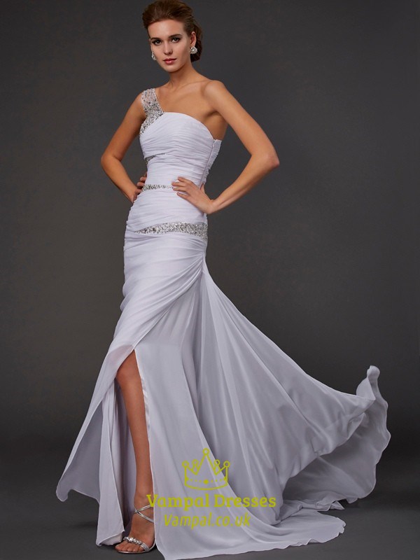 One-Shoulder Perlen-Chiffon-Abschlussballkleid mit Raffungen, Schlitz und Schleppe