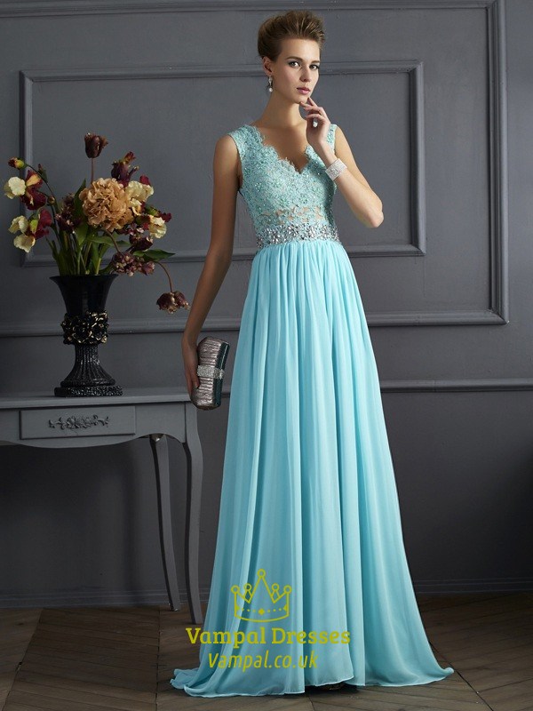 Hellblaues Chiffon-Abschlussballkleid mit V-Ausschnitt, Illusionsrücken, Perlenbesatz und Applikationen
