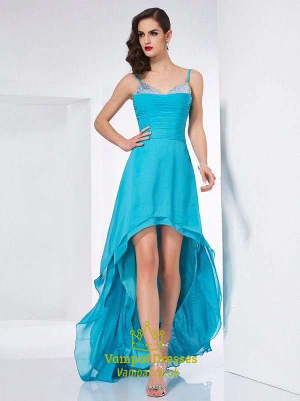 Ärmelloses High-Low-Abschlussballkleid mit Spaghettiträgern, Raffungen und Pailletten