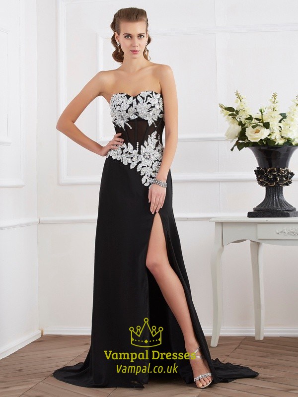 Herzausschnitt-Abschlussballkleid mit Perlenbesatz, weißen Applikationen, Schlitz und Schleppe