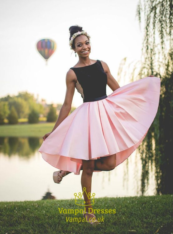 Rosa kurzes gerafftes Satin-Homecoming-Kleid mit Bateau-Ausschnitt und tiefem V-Rücken