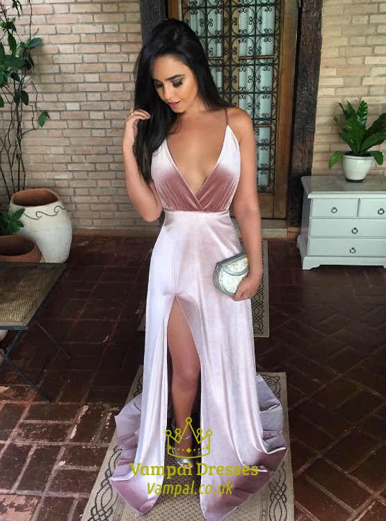 Rosa Abschlussballkleid mit Spaghettiträgern, tiefem V-Ausschnitt, gekreuztem Rücken und Schlitz