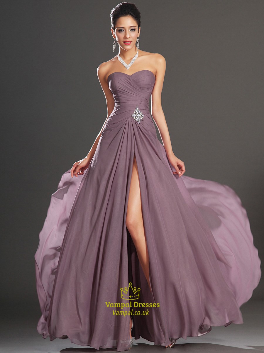 Trägerloses ärmelloses Kristall gerafftes Chiffon Abschlussballkleid mit Schlitz
