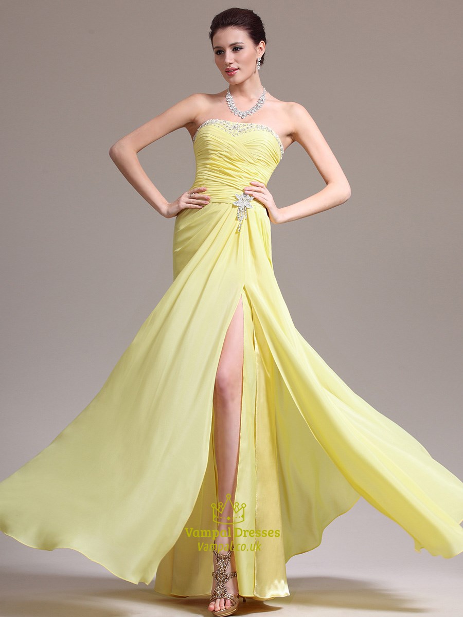 Gelbes trägerloses Perlen Chiffon Abschlussballkleid mit Schlitz