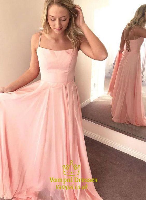 Rosa Chiffon-Brautjungferkleid mit Spaghettiträgern, offenem Rücken und Rüschen
