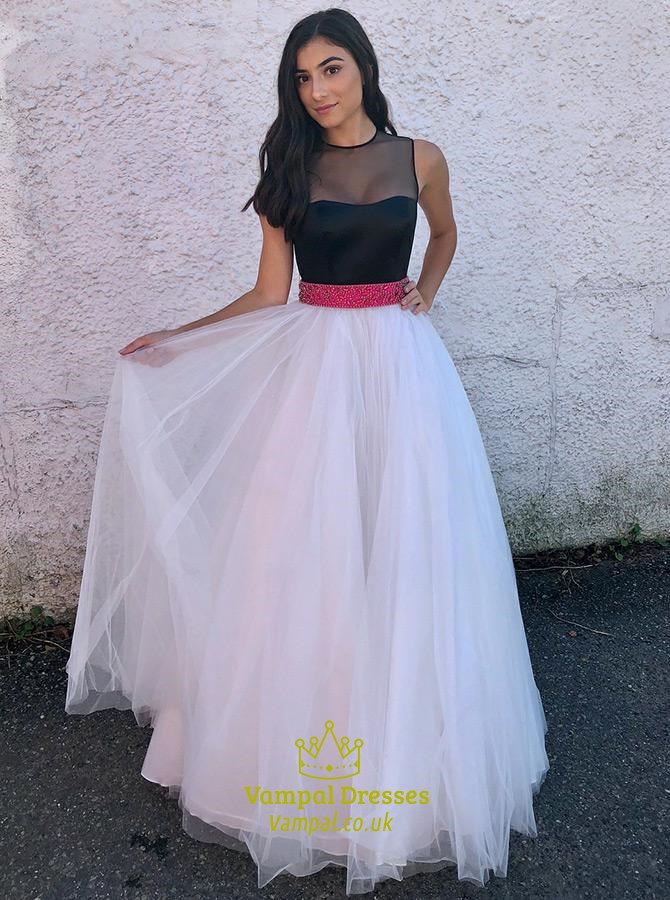 Ärmelloses schwarz-weißes langes Tüll-Abschlussballkleid mit perlenbesetzter Taille