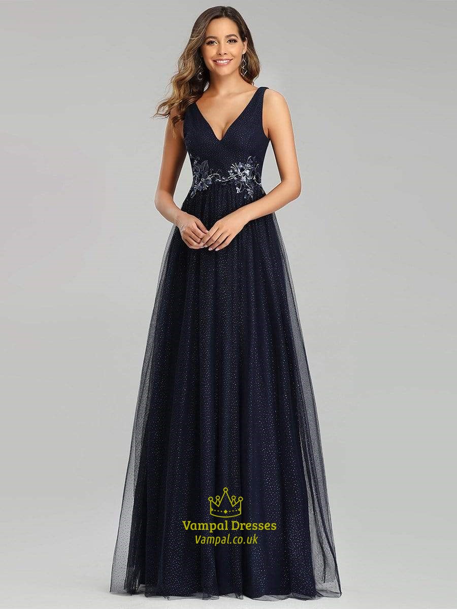 Marineblaues ärmelloses langes Abendkleid aus Tüll mit V-Ausschnitt und Spitzenapplikationen