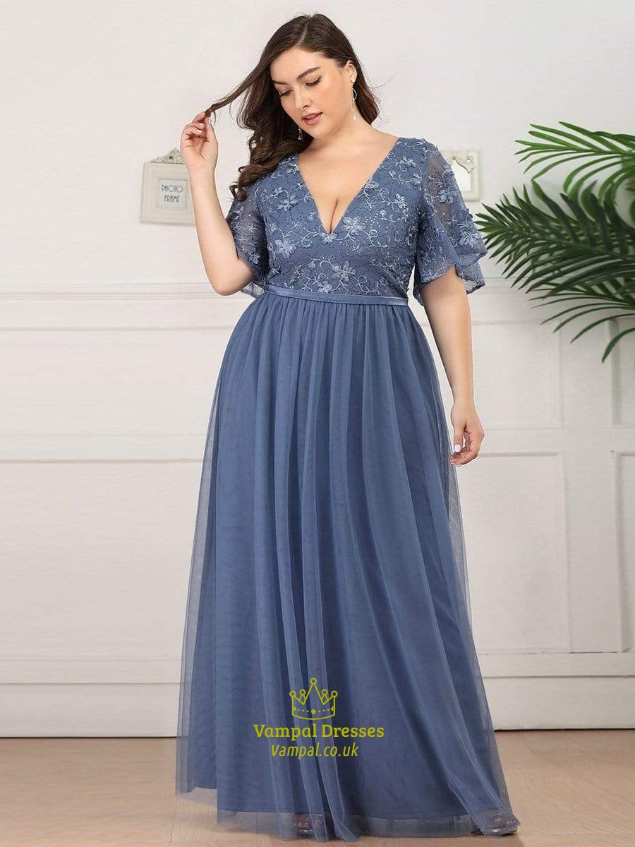 Blaues Abendkleid aus Tüll mit V-Ausschnitt, besticktem Spitzenoberteil und Ärmeln