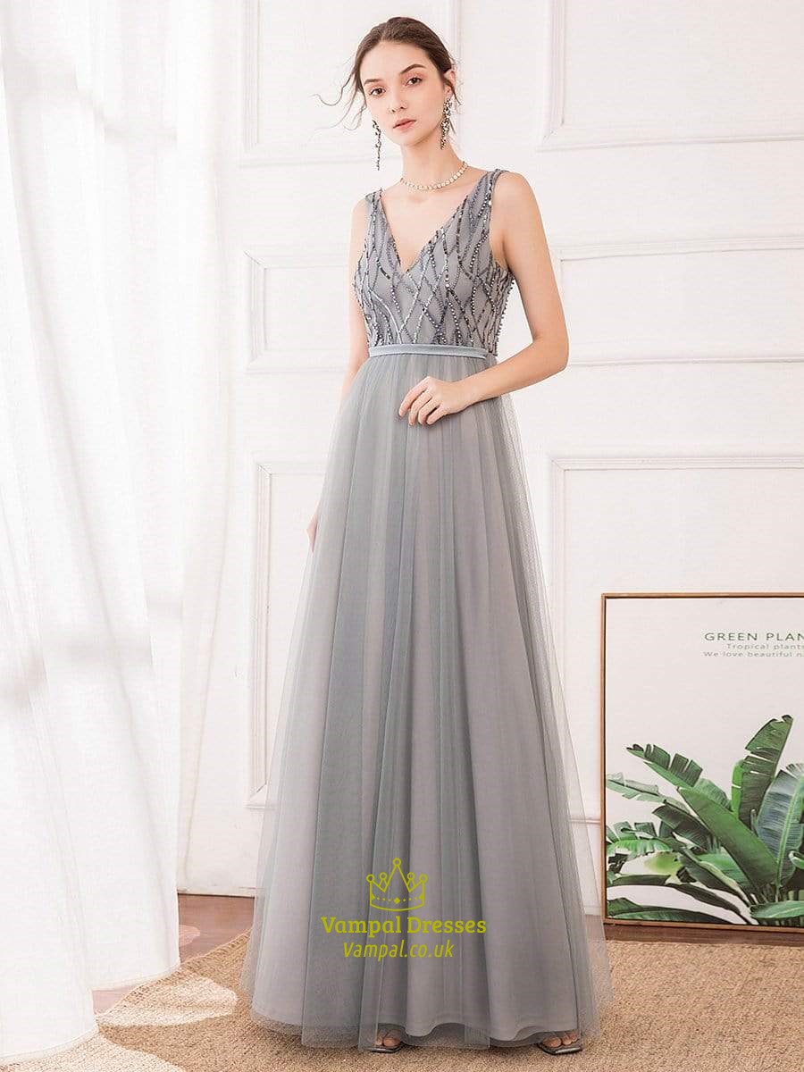 Graues ärmelloses bodenlanges Abendkleid aus Tüll mit V-Ausschnitt und Paillettenoberteil