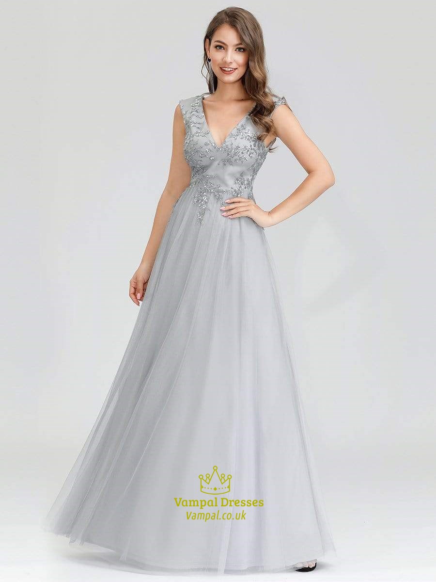 Graues ärmelloses Abendkleid aus Tüll mit V-Ausschnitt, Pailletten und Spitzenapplikationen