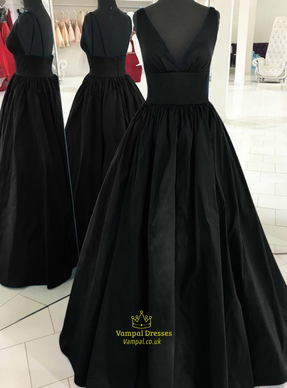 Langes formelles Kleid aus Satin im A-Linien-Stil mit tiefem V-Ausschnitt, ärmellos und Falten