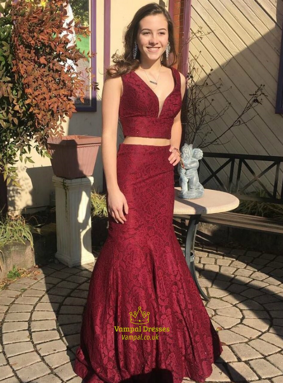 Burgunderfarbenes zweiteiliges Meerjungfrau-Abendkleid mit Spitzenüberzug und V-Ausschnitt